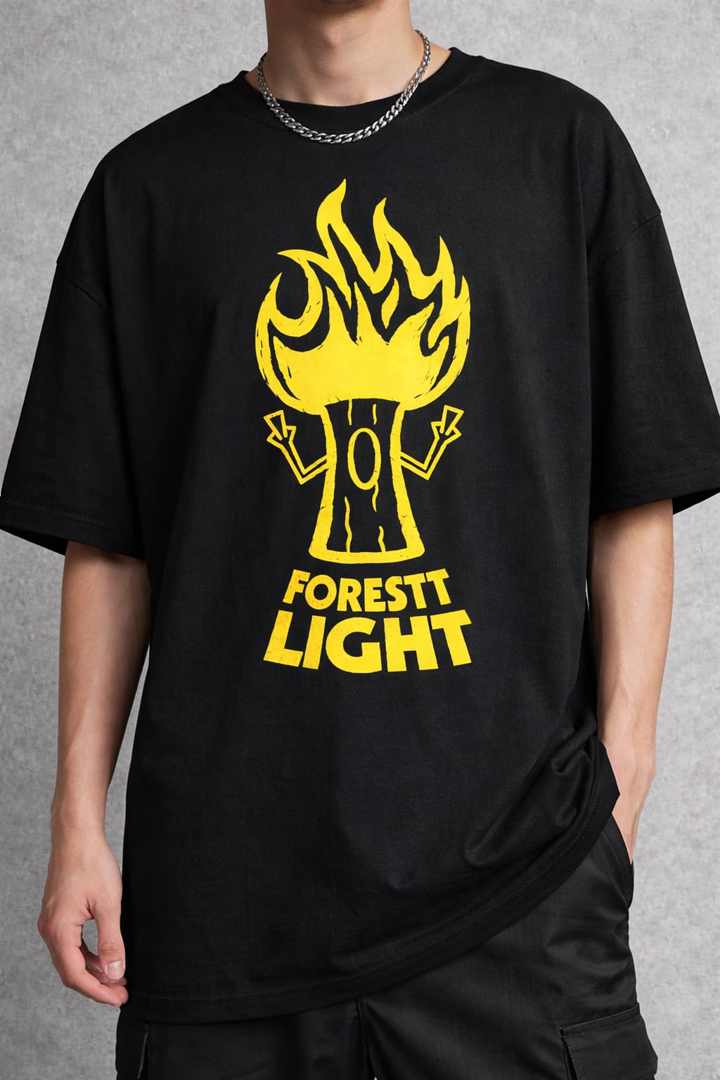 Modelo masculino vestindo a camiseta Forestt Light