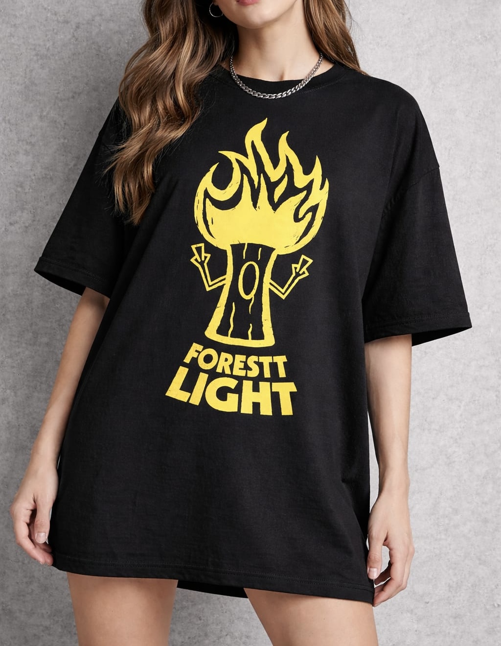 Modelo feminina vestindo a camiseta oversized Forestt Light