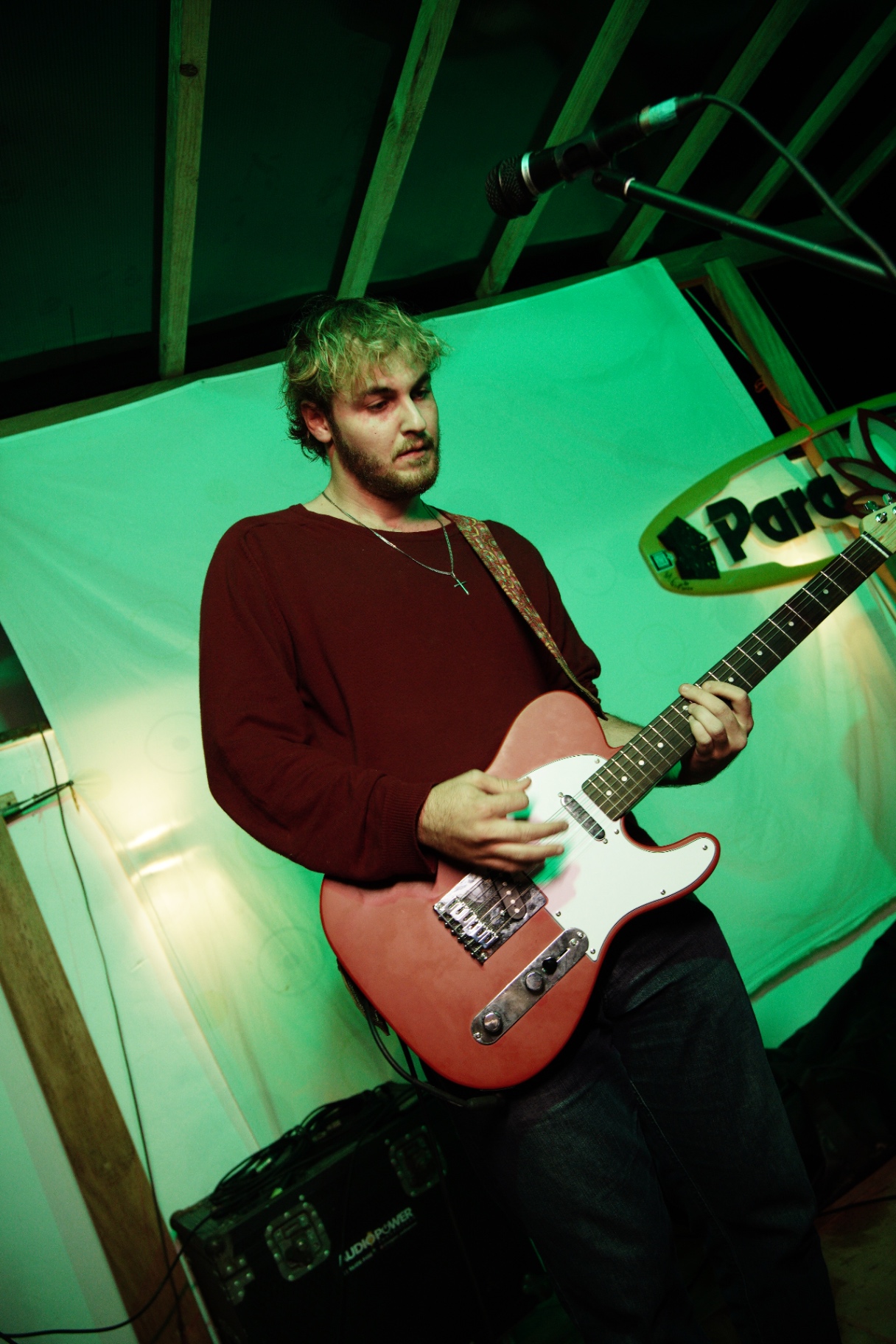 Guitarrista em cena verde