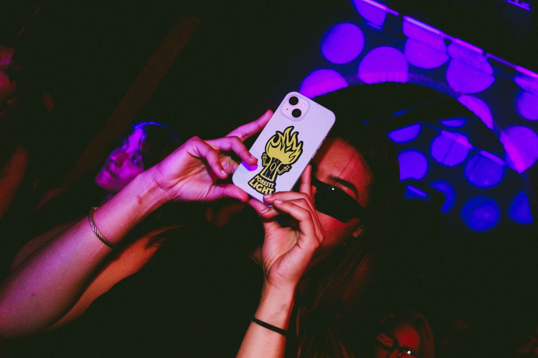 Fã com sticker no celular